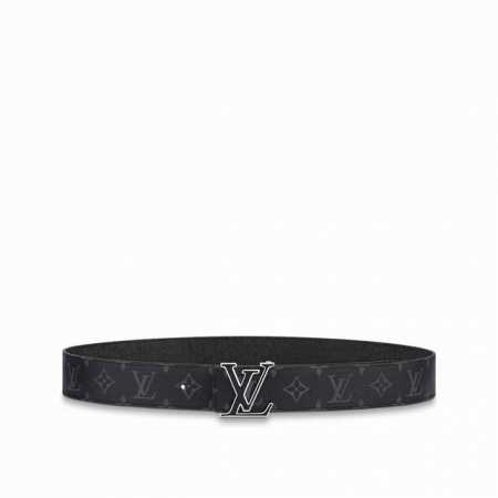 特 Lv Initiales 4.0宽双面腰带是 年春夏男装系列的配饰。Taga 皮革触感柔软，与另一面的Monogram 帆布碰撞色彩。同色 Lv 字母以抛光 - 点击图像关闭