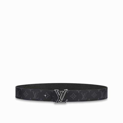 特 Lv Initiales 4.0宽双面腰带是 年春夏男装系列的配饰。Taga 皮革触感柔软，与另一面的Monogram 帆布碰撞色彩。同色 Lv 字母以抛光