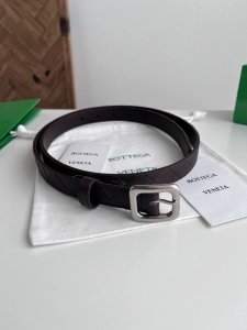 Bv 2025最新款女士编织腰带 纯手工Intreccio大格子编织 双面意大利小牛皮搭配日字型微复古银色针扣 可活动皮环 皮带宽度2Cm 颜色: 咖啡色