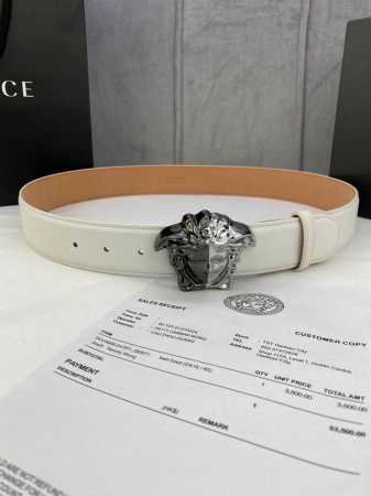 特 宽度4.0Cm Versace 范思哲 此款柔软的皮带饰有金、银双色3D美杜莎腰带扣，可搭配正装或休闲牛仔装。 - 点击图像关闭