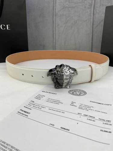 特 宽度4.0Cm Versace 范思哲 此款柔软的皮带饰有金、银双色3D美杜莎腰带扣，可搭配正装或休闲牛仔装。