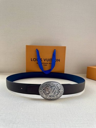 3.4宽 本款 Lv Heritage 双面腰带以粒面和素净皮革分饰两侧，再借纹理丰富的金属搭扣升华典雅格调。锥形末端续写现代简约之笔 金属件 双面 西班牙制造