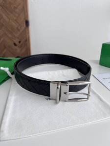 Bv 2026最新款男士编织腰带 双面用 纯手工Intreccio大格子编织 双面意大利小牛皮搭配微复古银色可旋转针扣 侧面有标识 皮带宽度35Mm 颜色: 黑