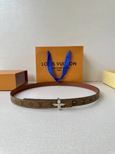 本款 2.0宽 Lv Iconic 腰带令传统元素焕现摩登魅力 纤细尺寸可穿过束带圈或单独收拢腰线 Iconic 搭扣流露优雅格调 双面设计实现更多造型可能一面