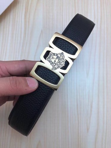 范思哲3.8Cm 双面原版皮，钢扣，带身采用专柜最新元素、双色原版款式，大气有光泽度，100%进口牛皮，扣头采用纯钢材质结构，持久耐用，永不退色，显档次有品味，