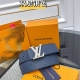 Lv Dimension 双面腰带将创意传承与华美街头风范共冶一炉，彰显创意总监 Pharrell Williams 的时尚远见。Monogram 帆布铺陈外层