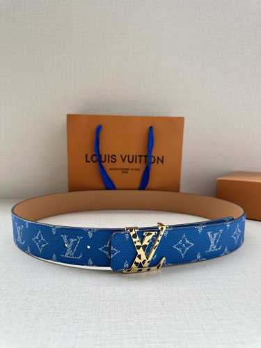 特 本款4.0宽 Lv Initiales 双面腰带推出缤纷新色。一面为华美 Taurillon 皮革铺陈品牌经典图案，一面以光滑素雅牛皮革展露低调个性。Lv