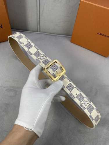 3.0寬Lv Timeless 腰帶擁有纖細皮革帶，為考究針式搭扣Elements 標識。尖形末端廓形勾勒Monogram 花卉，令經典設計煥發摩登意