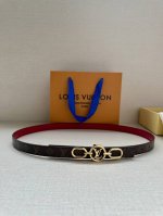 2.0宽 本款 Lv Iconic 双面腰带新款 搭配标志性 Iconic 搭扣，无论展现 Monogram Reverse 帆布或素雅牛皮革，均可为挚爱造型注