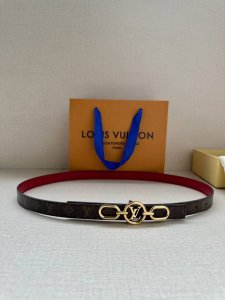 2.0宽 本款 Lv Iconic 双面腰带新款 搭配标志性 Iconic 搭扣，无论展现 Monogram Reverse 帆布或素雅牛皮革，均可为挚爱造型注