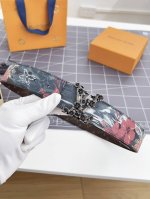 特 寬：40Mm 驢家新品 Nigo新品限量版 專櫃有售新品男士系列 訂製帆布面料飾有最新的圖案 搭配經典咖老花色系 經典鋼K字母搭扣 雙面用 兩種佩戴方式潮男