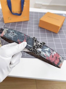 特 寬：40Mm 驢家新品 Nigo新品限量版 專櫃有售新品男士系列 訂製帆布面料飾有最新的圖案 搭配經典咖老花色系 經典鋼K字母搭扣 雙面用 兩種佩戴方式潮男