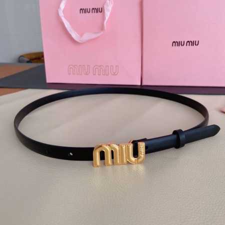特 Miumiu新款同步，1.5Cm宽度City Calf小牛皮材质纯铜金属搭扣，饰有大号金属刻字徽标赋予此款极简主义风格的皮革腰带明丽气息。皮革腰带环设计提升 - 点击图像关闭