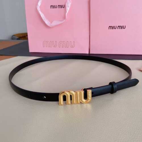 特 Miumiu新款同步，1.5Cm宽度City Calf小牛皮材质纯铜金属搭扣，饰有大号金属刻字徽标赋予此款极简主义风格的皮革腰带明丽气息。皮革腰带环设计提升