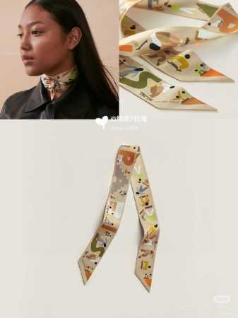 爱马仕Hermes “自由姿態 ”Twilly小丝巾Twilly真丝缎带 100%桑蚕丝 。这款小巧的真丝配饰佩戴方式千变万化，可为您的日常造型增添灵动妙趣！法 - 点击图像关闭
