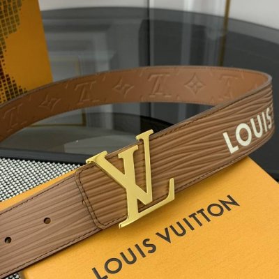 本款 Lv Initiales 宽度4.0Cm 双面腰带拥有xl Epi皮革的较大粒面纹理，以移印工艺描绘路易威登标识，翻转即现monogram压纹图案，搭配抛