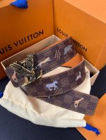 Lv Initiales 40 毫米双面腰带以电影叙事为灵感，气质颇具神秘魅力。Damier 格纹一侧点缀奇趣动物插画，这些图案最初只出现于为电影 穿越大吉岭