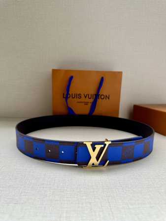 特 本款 Lv Initiales 双面腰带出自 春夏男装秀场，为 Damier Pop 帆布浸染潮流新色，翻转可见光滑素雅牛皮革。Lv 字母搭扣与崭新 Lou - 点击图像关闭