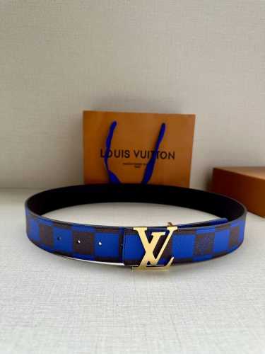 特 本款 Lv Initiales 双面腰带出自 春夏男装秀场，为 Damier Pop 帆布浸染潮流新色，翻转可见光滑素雅牛皮革。Lv 字母搭扣与崭新 Lou