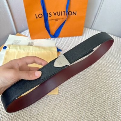 圖片包裝10 寬度：35Mm Lv S-Lock系列 寬度3.5Cm 驢家法國原廠荔枝紋皮料 搭配獨特的新型掛扣 雙面用