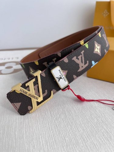 品名： Lv..路易..威登腰带皮带原单 型号：挂扣，经典纯钢材质面字母挂扣，头层牛皮，图片实物拍摄 材料：头层牛皮，挂扣系列，纯钢材质扣头，钯镀电镀工艺永不掉