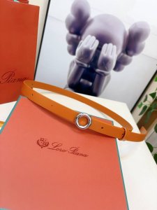 诺悠翩雅这款腰带以独特圆形搭扣彰显 Loro Piana 金属箍的优雅曲线。用于制作腰带的小牛皮具有细腻而饱满的纹理，经过手工处理，呈现出更清晰的粒面与温润自然