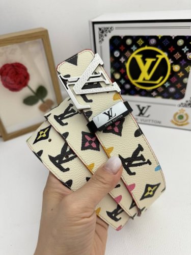 品名：LV..路易..威登原单 材质：原单牛皮腰带 百分百头层牛皮腰带保证真皮，24K纯钢扣，专柜原单品质、做工精细，时尚大牌，送人自用首选 包装： 请认准如图