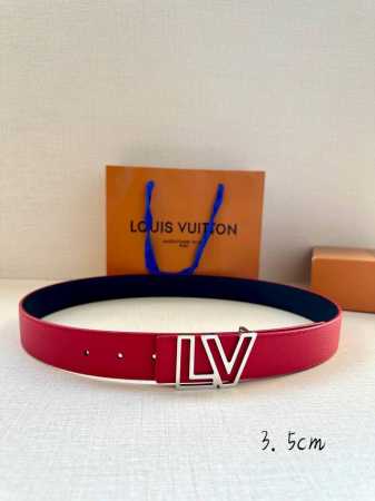 特 宽度3.5Cm Lv Attract 双面腰带拥有微弧形边缘和摩登形状末端，再为金属 Lv 搭扣融入螺旋结构。经典色彩和不同纹理呈现两式风尚，实现多种造型可 - 点击图像关闭