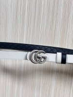 2025秋冬系列焕新演绎富有辨识度的Gg Marmont系列。这款双面窄版腰带采用Gg印花压纹皮革与皮革材质匠心打造，缀饰双G搭扣。 商品细节 一面为黑色Gg印