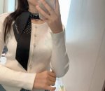 Dior迪奥Twilly丝巾，Miss 款式经典，造型修长，两端尖角设计，背面饰以对比鲜明的Christian Dior标志条形图案。 上身效果非常赞！随意一搭