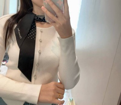 Dior迪奥Twilly丝巾，Miss 款式经典，造型修长，两端尖角设计，背面饰以对比鲜明的Christian Dior标志条形图案。 上身效果非常赞！随意一搭