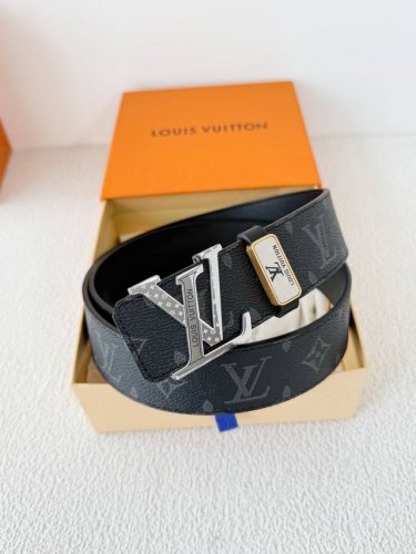 品名 Lv..路易..威登腰带皮带原单 型号 挂扣 经典纯钢材质挂扣 头层牛皮 图片实物拍摄 材料 头层牛皮 挂扣系列 纯钢材质扣头 钯镀电镀工艺永不掉色 原版