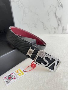 品名：Versace.范思哲原单腰带 皮带 型号：挂扣，经典人头纯钢材质扣头，头层牛皮，图片实物拍摄 材料：百分百头层牛皮，保证真皮。24K纯钢扣双面可用专柜同