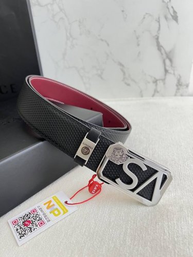 品名：Versace.范思哲原单腰带 皮带 型号：挂扣，经典人头纯钢材质扣头，头层牛皮，图片实物拍摄 材料：百分百头层牛皮，保证真皮。24K纯钢扣双面可用专柜同