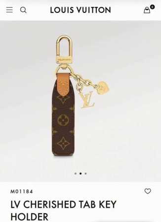 Louis Vuitton官网M011824 Lv 包饰与钥匙扣挂件 lv Cherished Tab 钥匙扣结合 Monogram 帆布标签和牛皮革细节 搭配 - 点击图像关闭