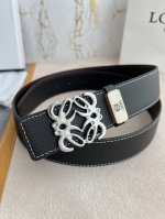 品名：罗意威.Loewe 腰带 皮带 型号：挂扣，纯铜材质亮面挂扣，图片实物拍摄 材料：百分百头层牛皮，保证真皮。24K纯铜扣，永不掉色专柜同等质量， 头层牛皮