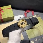 古奇 宽4.0Cm 新款 各式百搭单品继续为Gucci 早春系列添姿加彩。这款黑色腰带以Gg橡胶效果皮革匠心打造，配以方形腰带扣，为日常造型注入别样魅力