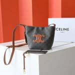 新品｜Celin* Cuir Triome小号标志印花牛皮水桶包 延续经典，立体的凯旋门标志焕然一新，低调简约，超级实用百搭～必入款可斜挎和肩背、搭配可调节皮革