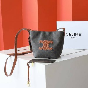 新品｜Celin* Cuir Triome小号标志印花牛皮水桶包 延续经典，立体的凯旋门标志焕然一新，低调简约，超级实用百搭～必入款可斜挎和肩背、搭配可调节皮革
