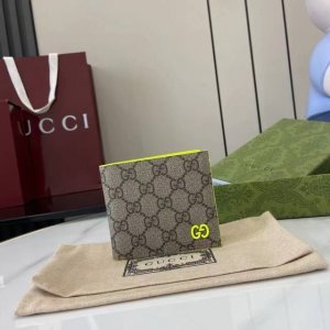 顶配版 这款双折钱包是2025早秋系列的一款力作。此单品以Gg Supreme帆布匠心打造，采用撞色皮革里层，缀饰陶瓷效果Gg细节。 米色和深棕色Gg Supr