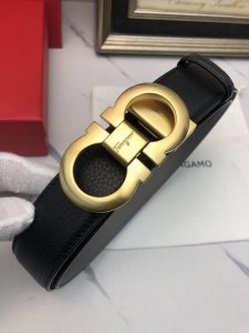 菲拉格慕：原单头层牛皮荔枝纹带身.内衬头层小牛皮底，正反两面可用，搭配原单扣，原产皮料定制，专柜宽度3.5