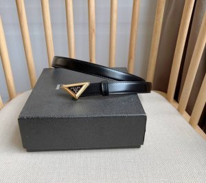 特 Prada 普拉达 专柜最新款 这款亮面漆皮腰带设计简约而不失精美 三角形搭扣辅以涂珐琅金属刻字徽标 映现品牌格调隽永的亮面皮革材质经多年演变 己然成为pr
