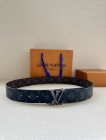4.0宽 Lv Line 双面腰带以 Monogram Eclipse Reverse 帆布和牛皮革展露潮流气息，并将相同色彩理念延续至边染 与当季鞋履搭配相宜