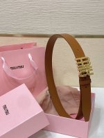 缪缪miumiu 古金扣宽度：3Cm这款皮革腰带是提升别致造型品味的理想之选。醒目的标志性徽标装点搭扣，营造精致撞色与纹理金属徽标搭扣搭扣饰醒目徽标
