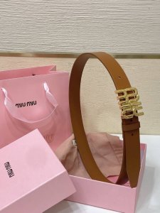 缪缪miumiu 古金扣宽度：3Cm这款皮革腰带是提升别致造型品味的理想之选。醒目的标志性徽标装点搭扣，营造精致撞色与纹理金属徽标搭扣搭扣饰醒目徽标