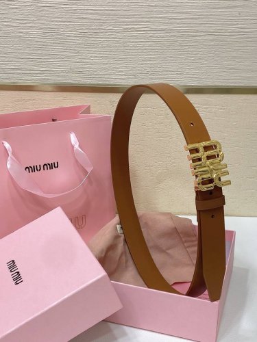 缪缪miumiu 古金扣宽度：3Cm这款皮革腰带是提升别致造型品味的理想之选。醒目的标志性徽标装点搭扣，营造精致撞色与纹理金属徽标搭扣搭扣饰醒目徽标