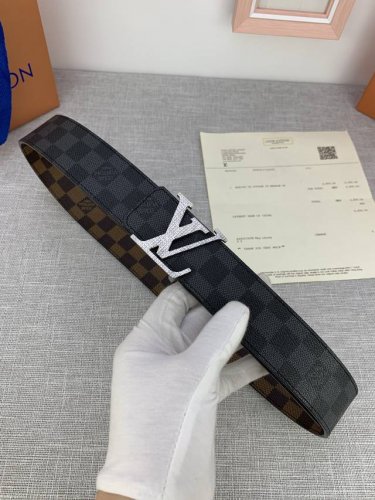 4.0宽 采用全新Monogram Eclipse配色，与路易威登皮革品系列相搭配，双面设计，丰富穿搭。易于穿搭，以军事休闲风格展现真正的时尚魅力。
