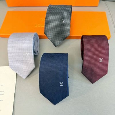 L编织格纹领带，稀有展现精湛手工与时尚优雅的理想选择，此款真丝织就的Diamonds V领带以奢华的提花面料重新诠释经典的V字标识。手工缝线，质地轻柔，尽显驴家