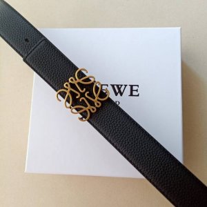 品牌:罗意威 价格:特 尺寸:带宽32Mm 正品尺寸 五金材质:专柜精品扣，真空电镀，工艺精细 带身材质:天然头层牛皮，质感十足，手感柔软。时尚个性，经典百搭！