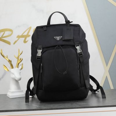 Ad和Pd合作设计2Vz135两大品牌合作 这款Ad和Pd合作设计双肩背包。采用Re-Nylon和Saffiano皮革 ，侧边配有Ad经典撞色三条牛皮纹饰，和联